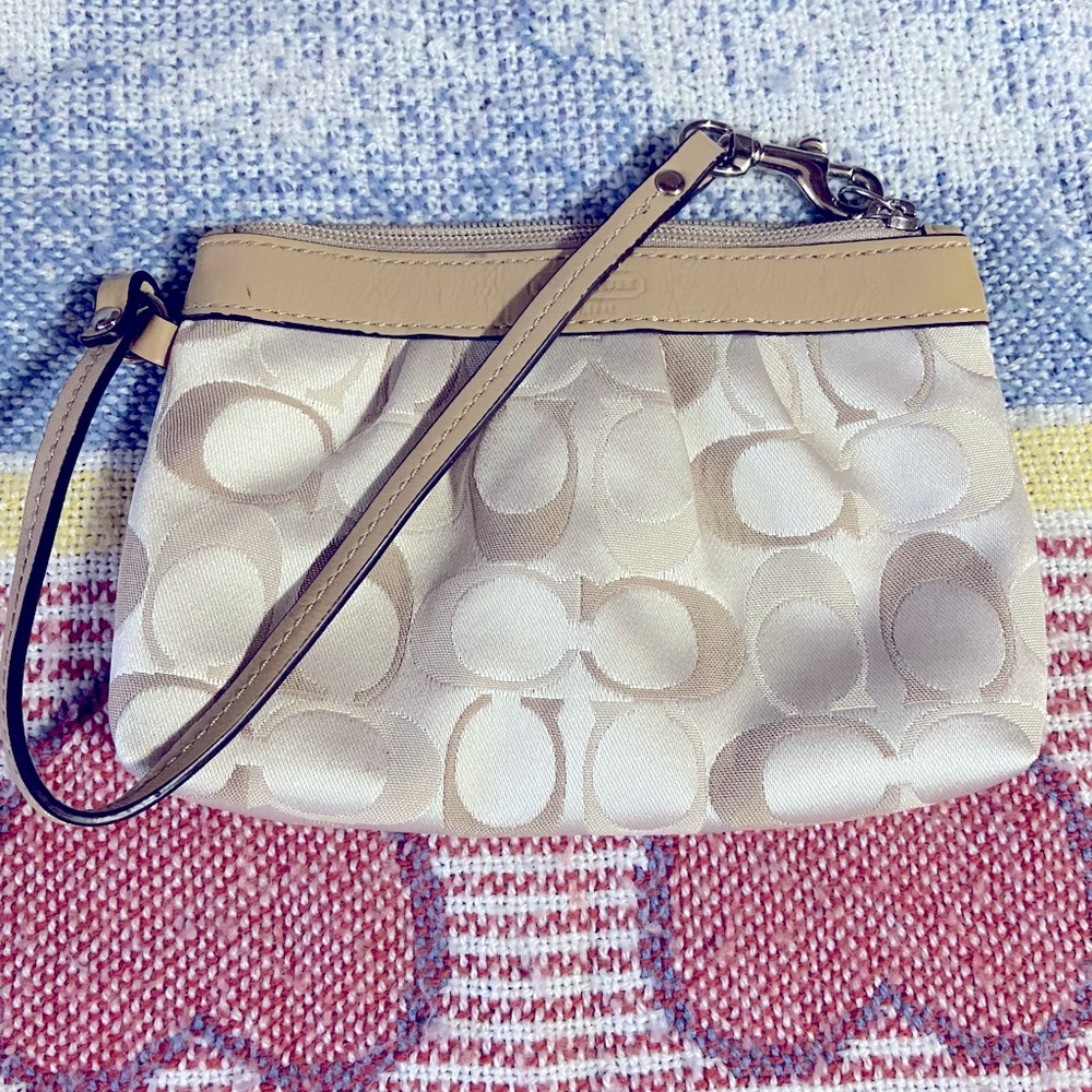 Classic Coach signature pleated wristlet
~ F43434